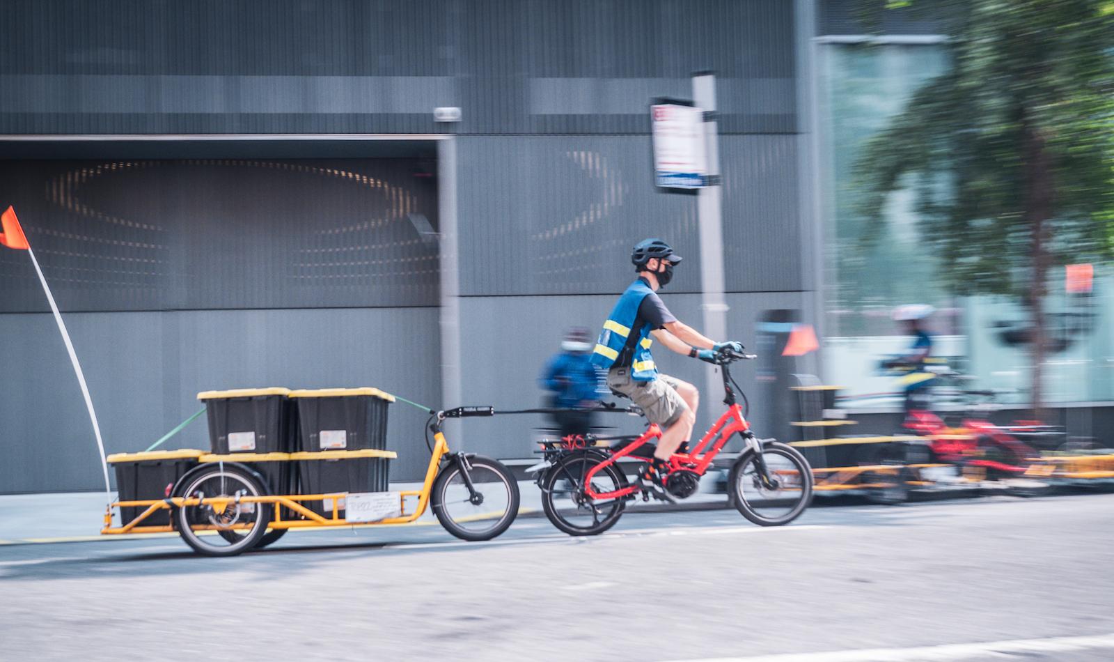 Dutch-X courier delivering groceries with Tern HSD e-bike and Carla Cargo trailer